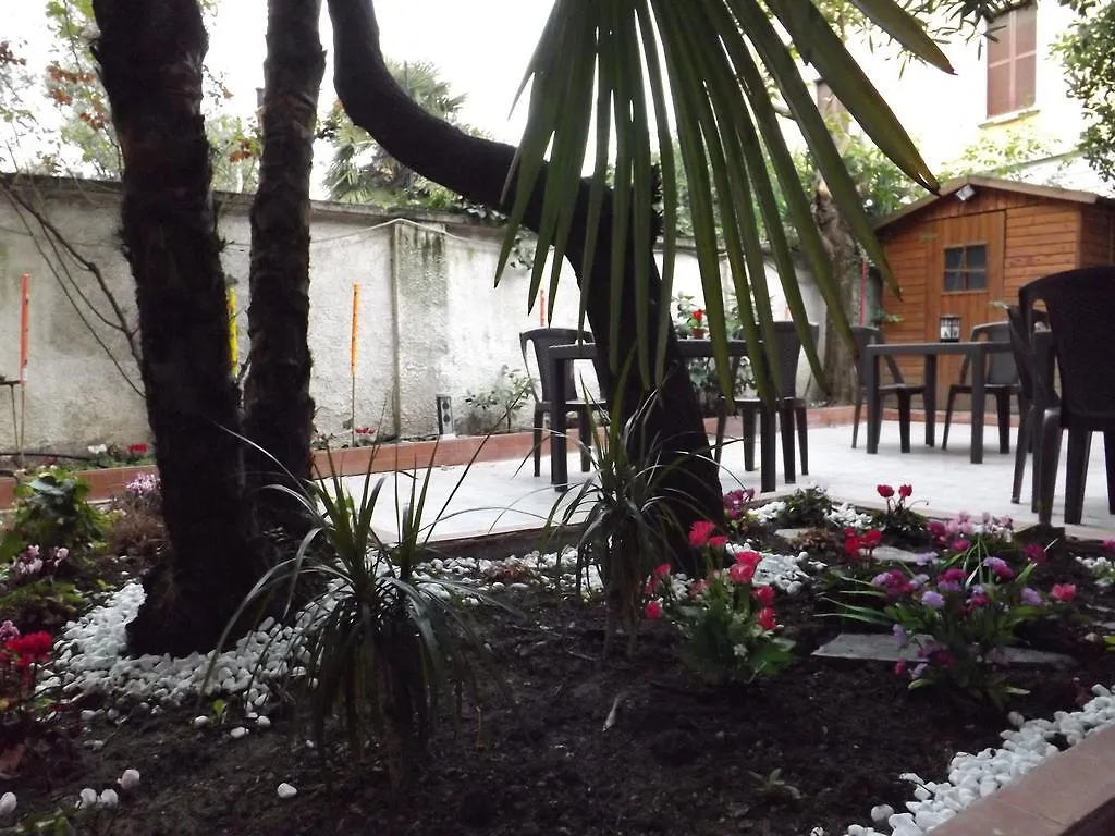 B&B Monteverdi Garden Milánó Panzió