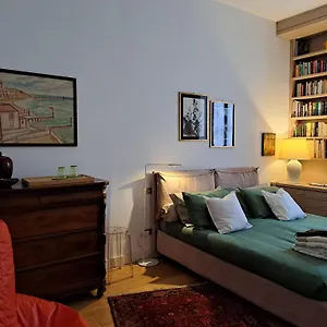 Casa Mari - Free Secure Parking, Breakfast, Private Bathroom, Wifi, Garden, Aircon, 5 Min Walk To Metro And Train Station Bed & Breakfast